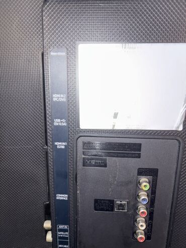 Televizorlar: LED televizor (təxmini 46–50") – arxa paneldə geniş qoşulma imkanları