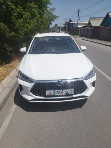 купить byd song plus: Белый кроссовер BYD Song Plus с современным дизайном кузова и