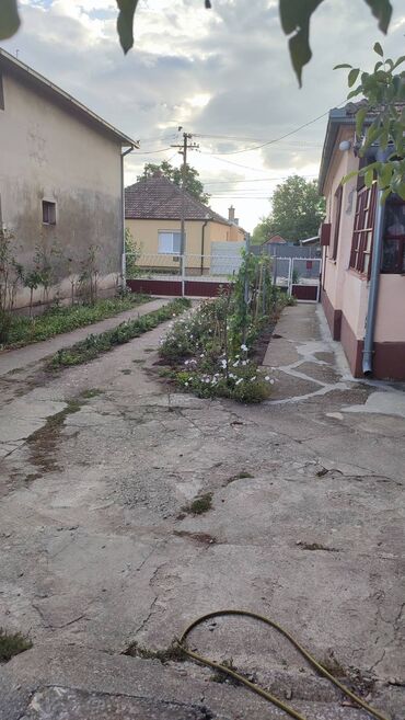 Kuće na prodaju: 80 kv. m, 3 sobe — 12