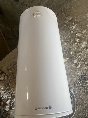 su qızdırıcı krant: Ariston 150 lt,markalı ağ rəngdə silindrik su qızdırıcısı. Cihazın üst