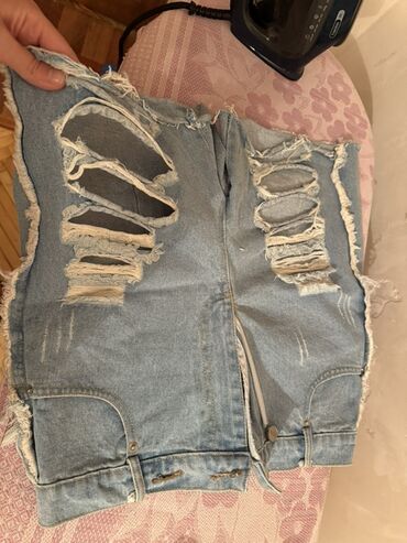 sort: Cins şort – açıq mavi, “destroyed/ripped” dizaynlı. - Material