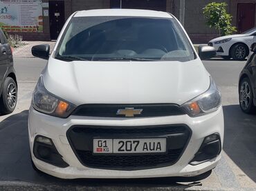 Chevrolet: Белый хэтчбек Chevrolet Spark, компактный автомобиль для городской