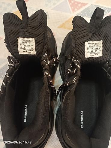 Digər idman və istirahət malları: Balenciaga Triple S. Rəsmi saytda $1200, eBuy da $860, mən konkret — 8