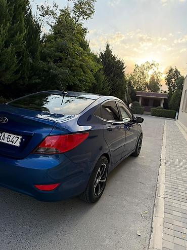 bmw g30 stop: Hyundai Accent sedan – mavi rəng, şəhər üçün ideal kompakta ölçülü — 4
