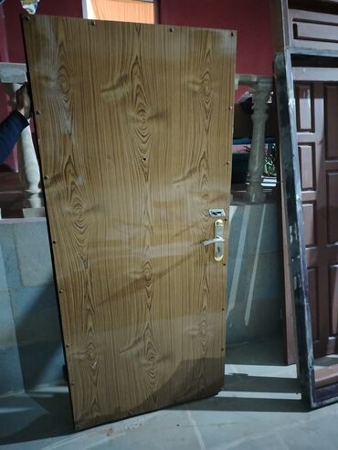 işləmiş qapı: Metal giriş qapısı - Material: möhkəm metal karkas - İkiüzlü dizayn