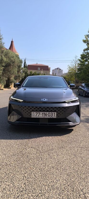 Changan A06 modelinin tünd boz rəngdə sedan versiyası. Müasir dizayna