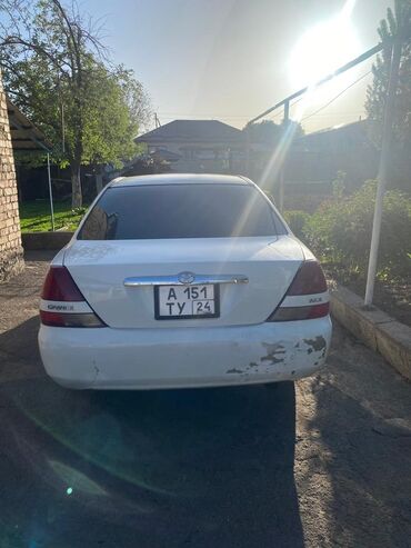арзан машина срочна: Автомобиль Toyota Mark II в белом цвете. Седан с просторным салоном и
