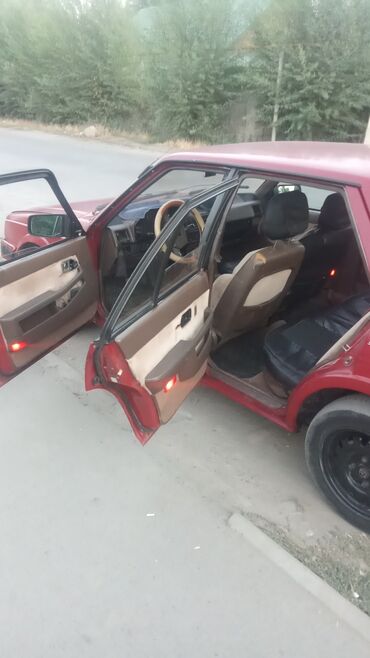 купить автомобили: Mazda : 1986 г., 2 л, Механика, Бензин, Седан