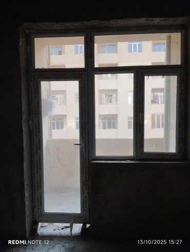 Özü yapışan divar kağızları: PVC balkon qapısı və pəncərə sistemi - Material: Ağ rəngli PVC profil