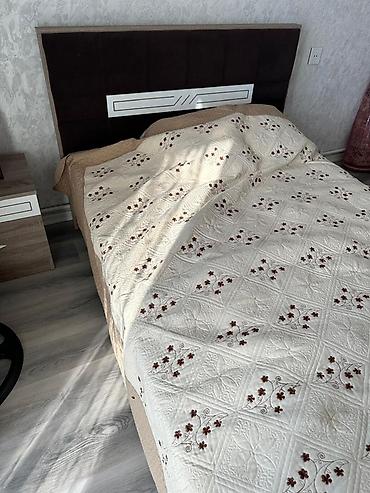 Yataq dəsti təqdim olunur. Dəstə ikinəfərlik çarpayı və iki ədəd tumba