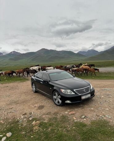 люк на лексус: Элегантный черный седан Lexus LS, припаркованный на грунтовой дороге