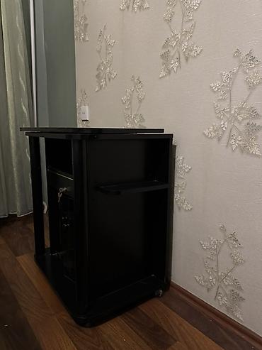 kitap rafı: Qara rəngli TV/tumbə şkafı - Material: MDF/taxta əsaslı, parlaq qara — 2