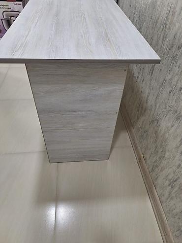 Masalar: Minimalist dizayna sahib masa - Üst səth: Hamar, yazı, noutbuk və — 4
