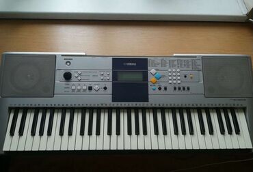 стойка синтезатор: Yamaha PSR-E323, аккомпанемент, 61 чувствительная клавиша стандартного