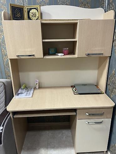 dolap ofis: - İş masası: Açıq ağac tonlarında, üst hissədə iki qapalı şkaf və iki — 2