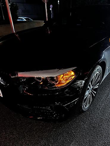 BMW: BMW 5 Series sedan – qara rəng, Azərbaycan nömrə nişanı “77 DL 530” — 2