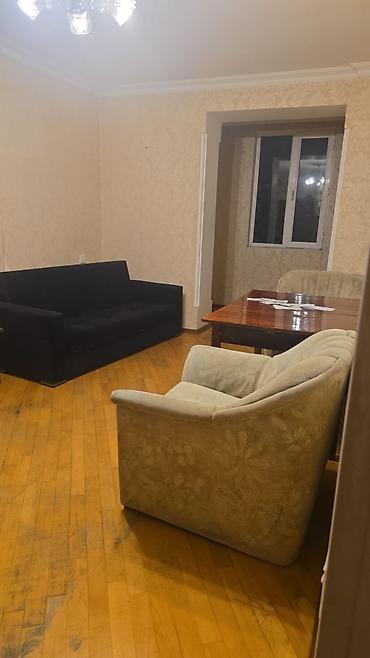 giris dolabi: Klassik üslubda iri ölçülü vitrin-bufet - Material: təbii ağac (şpon — 2
