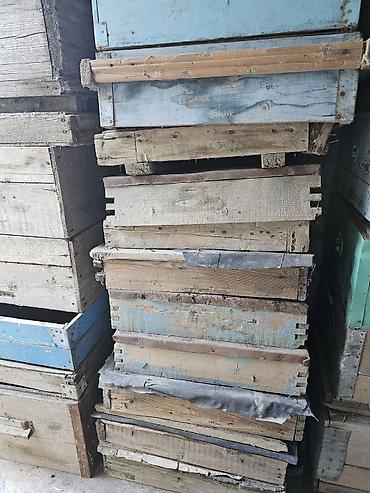 Arılar: Arı yeşikləri və künc dəmirləri satılır
Qiymet danisiq esasinda — 8