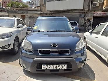 e 290: Kia Soul 1-ci nəsil, mavi rəng. Mühərrik: CRDi dizel (emblemdə — 1