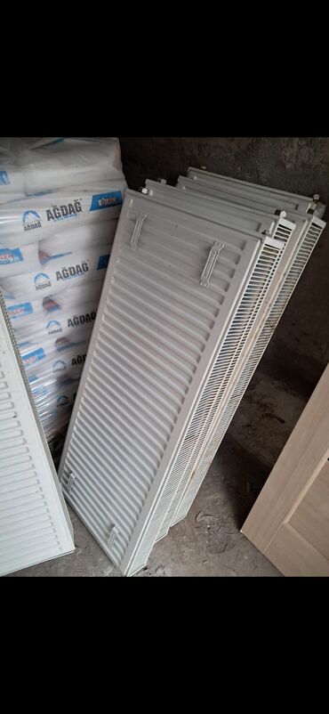 Radiatorlar: İşlənmiş Panel Radiator Çuqun, Ünvandan götürmə, Kredit yoxdur