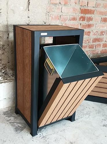 Мусорные урны: Уличная урна для мусора с деревянной отделкой в металлическом каркасе — 5