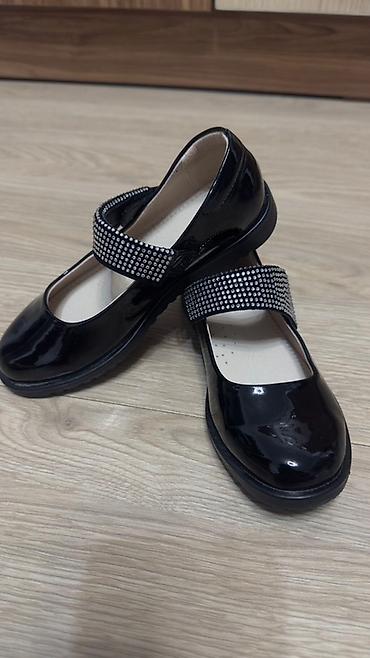 Детская обувь: Детские туфли Мэри Джейн черного цвета, выполненные из лакированной — 10