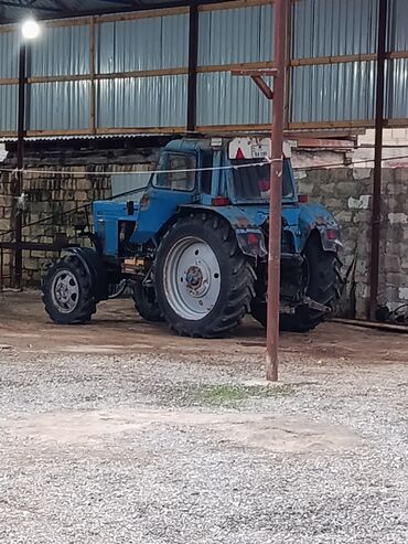 Traktorlar: Mavi rəngli MTZ tipli kənd təsərrüfatı traktoru. Texniki xüsusiyyət — 4