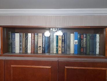 Bədii ədəbiyyat: .Две чешские полки с интересными книгами в прекрасном состоянии.Срочно — 1