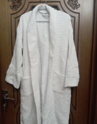 Velosiped ehtiyyat hissələri: Ağ rəngli hamam xalatları 2 ədəddir. Az istifadə olunub