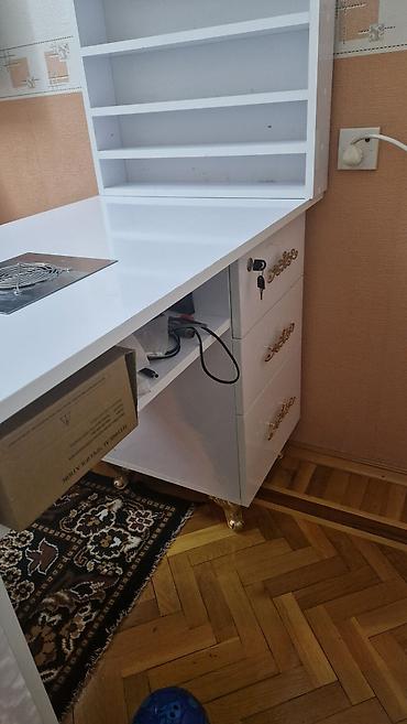 drnaq masası: Dırnaq masası satılır kreslo və aparatlarla birlikdə. Çox az istifadə — 3