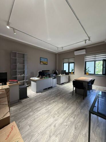 Офисы: Сдаю Офис, 450 м², В жилом комплексе, 1 линия, С отдельной кухней, С отдельным сан узлом