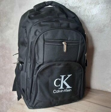 Torbe: Podeljeni unutrašnji deo + srednji i dva mala dela, skladište za piće — 10