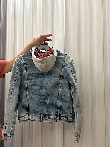 polis geyimleri: Cins gödəkçə – kapüşonlu, daxili parça əlavəli model.M razmer. cirigi — 2