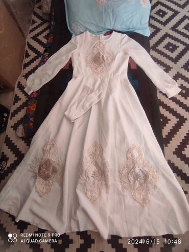 платья белые: Вечернее платье, Длинная модель, С рукавами