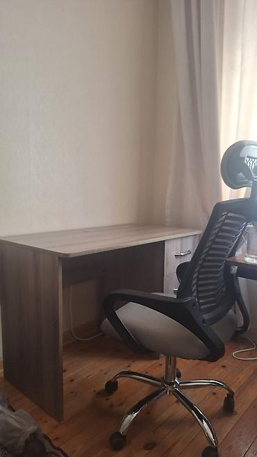 komputer setup: Ağac görünüşlü materialdan hazırlanmış, müasir dizaynlı iş masası. Bu — 1