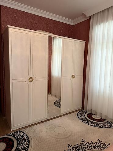 naborlar: Yataq otağı dəsti Tərkibi: - Çarpayı – yumşaq başlıqla, açıq krem — 6