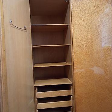 Шифоньеры, шкафы для одежды: Продается шкаф и столик с зеркалом. Состояние хорошее, все ящики и — 2