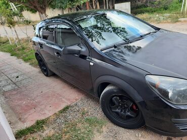 kvadrasikl satisi: Qara rəngdə olan Opel Astra idman üslubunda hatchback avtomobil. Arxa