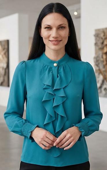 Elegantna ženska bluza u tirkiznoj boji sa dekorativnim volanima