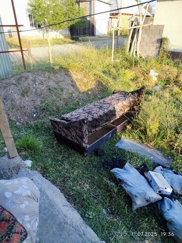 женские платья от производителя: Диван и кресло отдам бесплатно