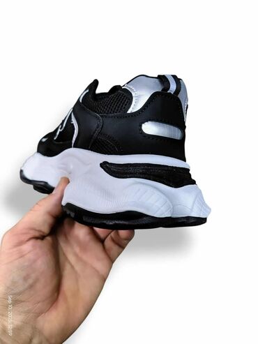 Women's Sneakers and athletic shoes: Patike – sportski modeli - Crno‑bele patike sa debljim đonom i — 1