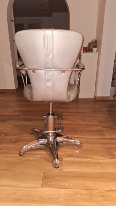 frizerske stolice: Bоја - Srebrna, Upotrebljenо