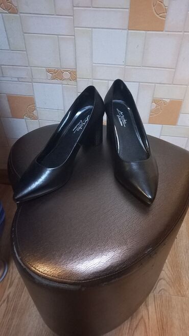 женские черные кожаные туфли: Туфли 38.5, цвет - Черный