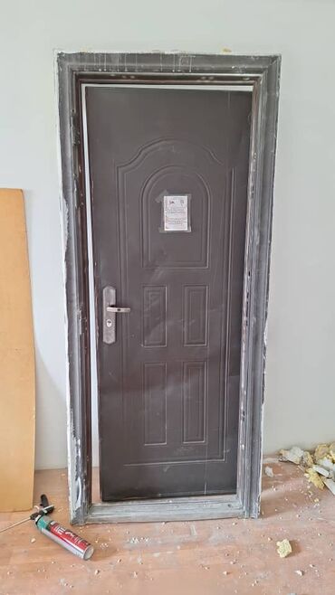 обшивка входных дверей: Входная дверь, Металл, Левостороний механизм, цвет - Черный, Б/у, 205 * 90, Самовывоз