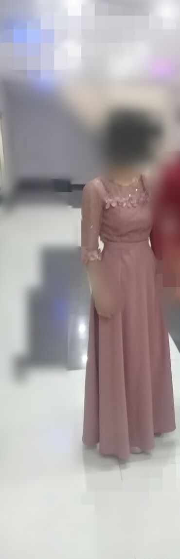 Pencəklər: Solğun çəhrayı rəngli bu qadın uzun donu zərif görünüş təqdim edir