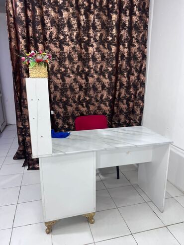 Divan və kreslo dəstləri: Dirnaq ucun masa satilir Qiymet 80 azn unvan bine qes kod 46 56 sofi