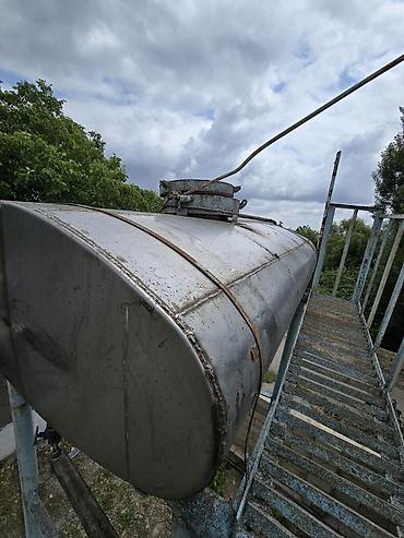 бак для воды: Metal su çəni və hündür dayaqlı konstruksiya - Üst platformada — 3