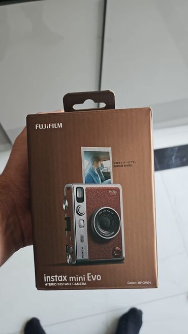fujifilm: Yeni agzi bagli qutuda Qara ve karicnivi rengi var Zemanetli