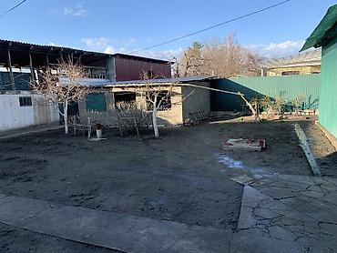 Продажа коттеджей и домов: Продаётся частный дом с мебелью на фото. Описание: Каракол, Салиева 35 — 24