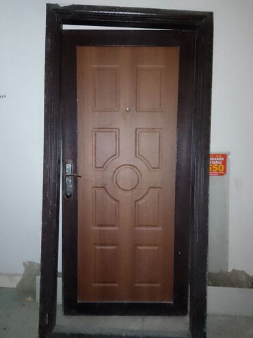 Qida məhsulları: Dəmir giriş qapısı – taxta teksturalı panel - Material: möhkəm metal